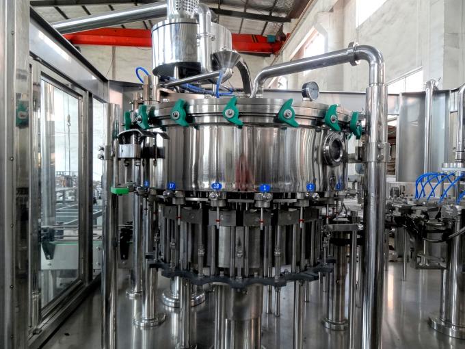Hohe Leistungsfähigkeit karbonisierte Getränk/Sodawasser-Füllmaschine für die Masse, die 3-In-1 füllt 1