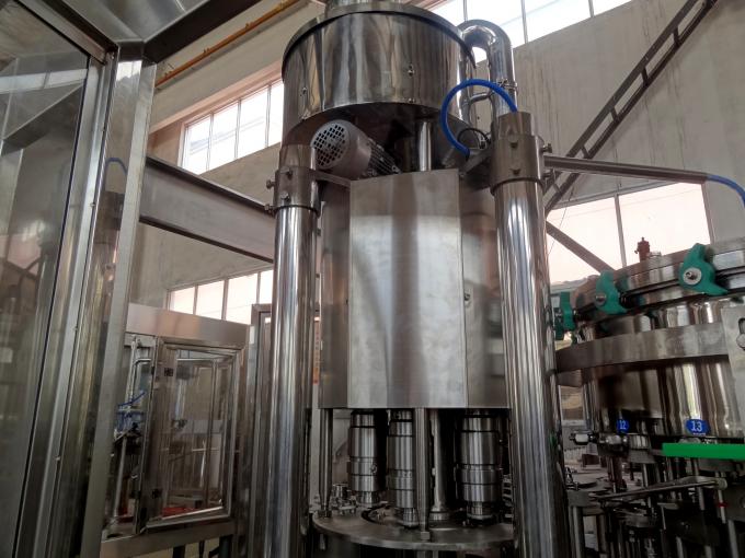 Hohe Leistungsfähigkeit karbonisierte Getränk/Sodawasser-Füllmaschine für die Masse, die 3-In-1 füllt 2