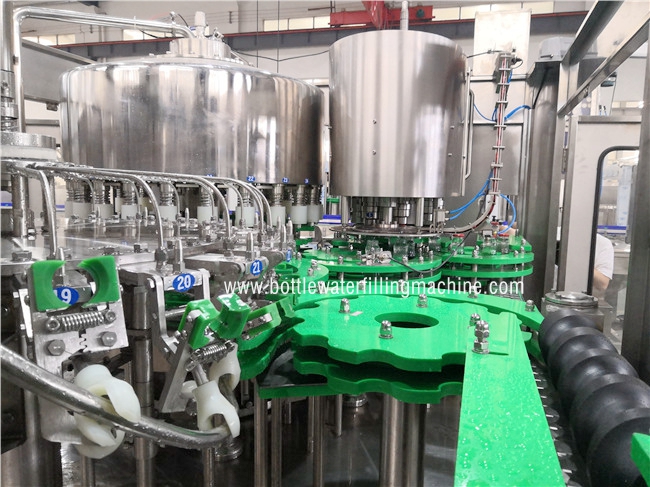 Glasflaschen-Füllungs-Torsion weg von der Dichtpackungs-Maschinerie, kleine Saft-Produktion 0