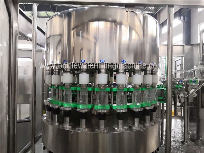 Glasflaschen-Füllungs-Torsion weg von der Dichtpackungs-Maschinerie, kleine Saft-Produktion 1