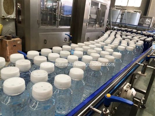 Automatischer Plastikflaschen-Saft, Mineralwasser-Füllung und mit einer Kappe bedeckende Maschine